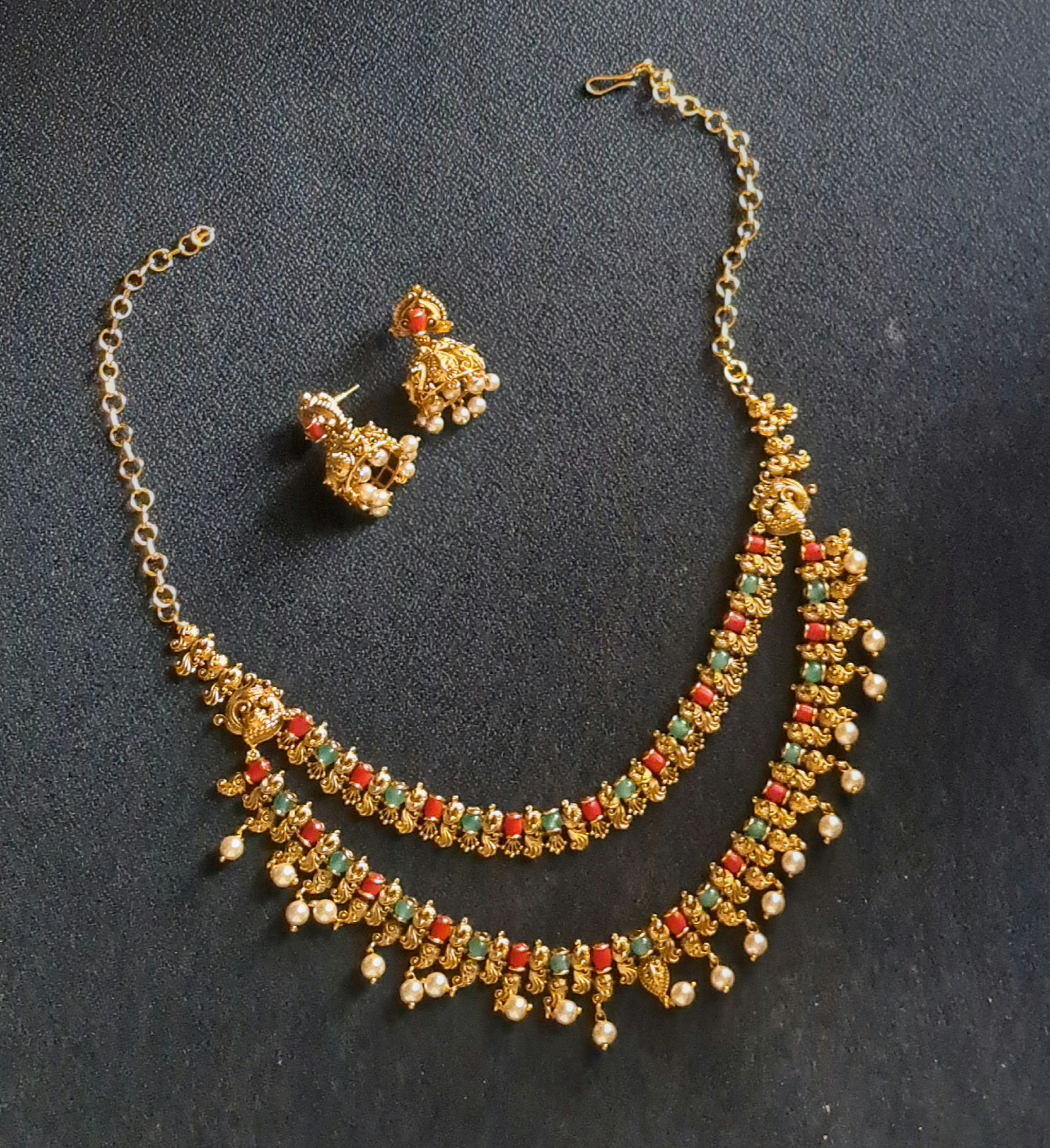 Necklace and ear rings Thumbnail 1